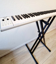 Load image into Gallery viewer, 88 lykla ferða-piano með MIDI, ásláttarskynjara, ljósi í lyklum til að læra