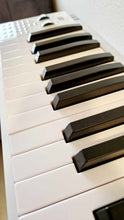 Load image into Gallery viewer, 88 lykla ferða-piano með MIDI, ásláttarskynjara, ljósi í lyklum til að læra